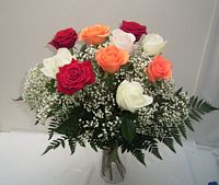 Bouquet de grandes roses variées avec gypsophile et fougère américaine