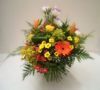 Bouquet conique coloré composé de santinis, germinis, alstromerias, solidago, fougère américaine