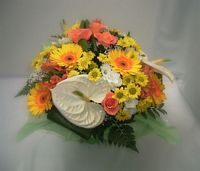 Bouquet rond dans bulle d'eau composé de germinis, roses, santinis, anthurium blancs, fougère américaine